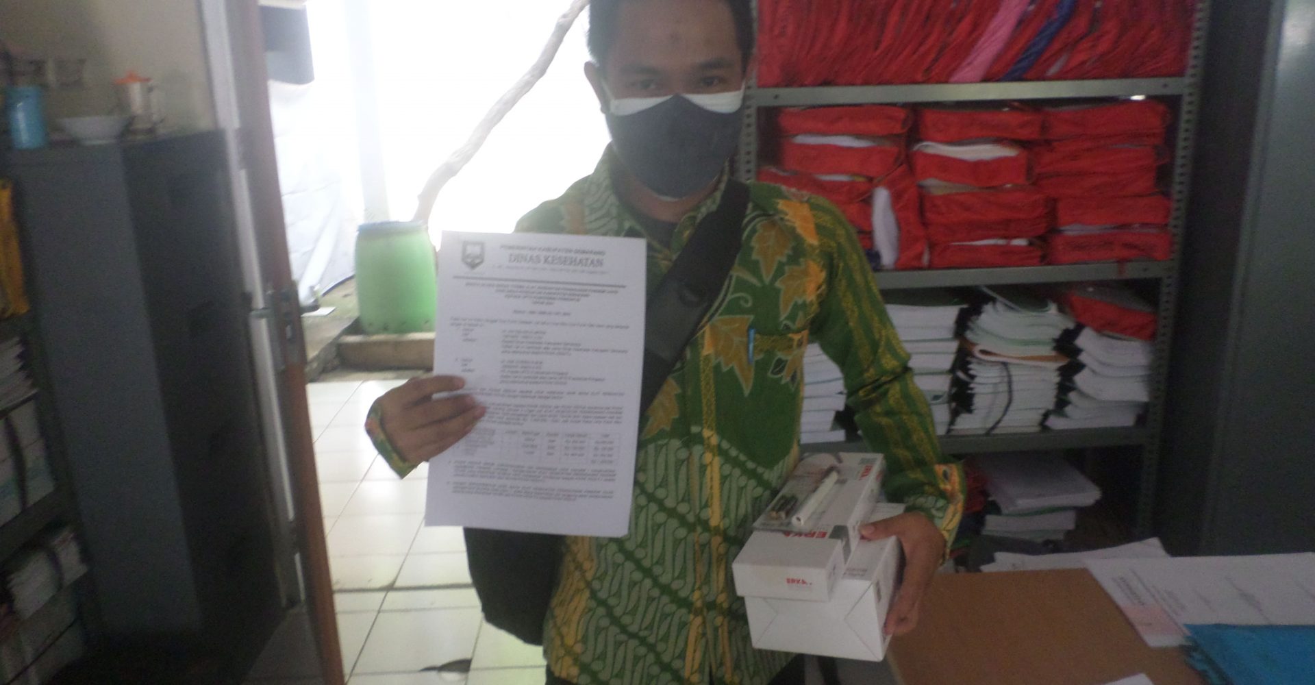 Penyerahan Alat Kesahatan untuk penanganan pandemi Covid 19 oleh Dinas Kesehatan ke Petugas Puskesmas di Kabupaten Semarang